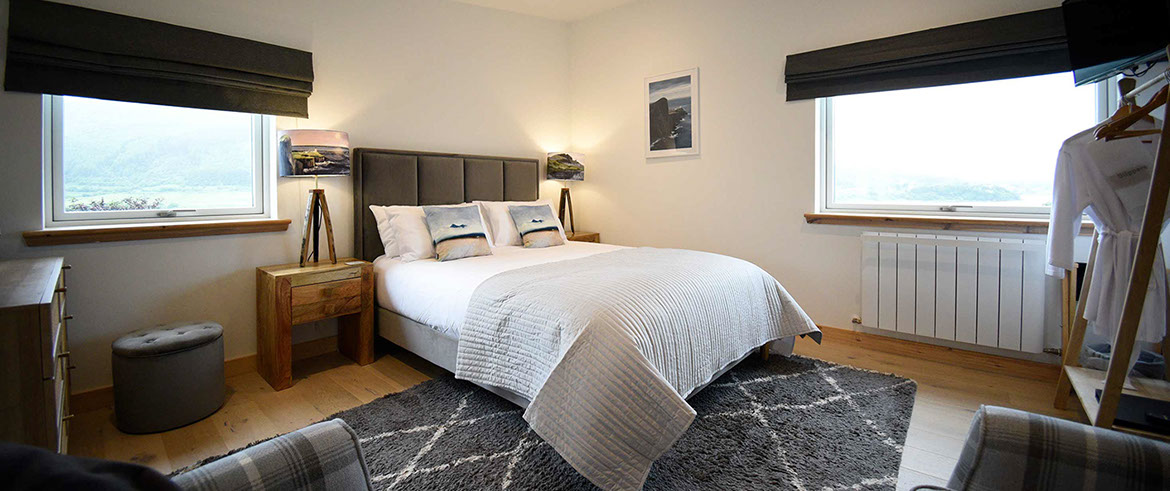 Taigh Scalpaigh Luskentyre room with comfortable king size bed and sea view near Portree
