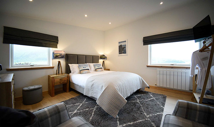 Taigh Scalpaigh Luskentyre room with comfortable king size bed and sea view near Portree