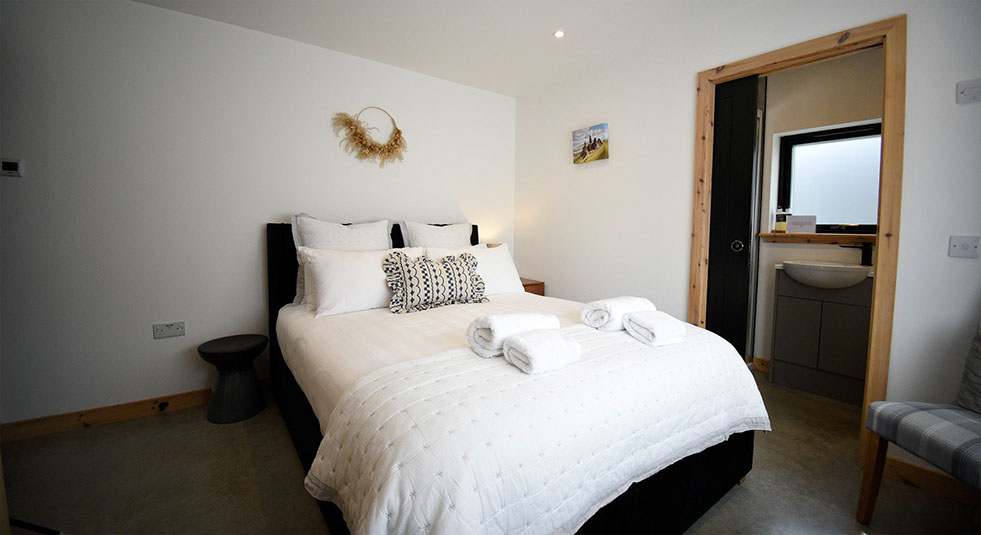 Taigh Scalpaigh bed and breakfast accommodation contains a king size double room with en suite shower room