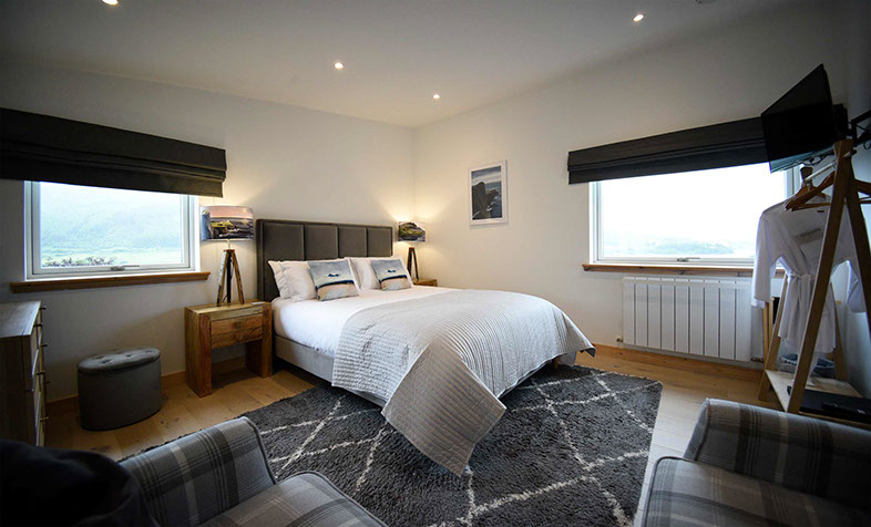 Taigh Scalpaigh contains double rooms king size beds en suite shower rooms sea views and wifi internet