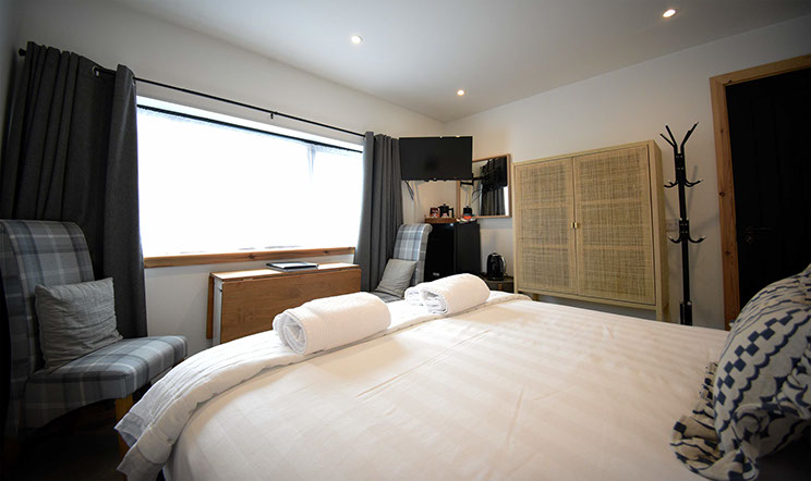 Taigh Scalpaigh bed and breakfast accommodation with widescreen smart TV and WIFI internet in our Scarista room