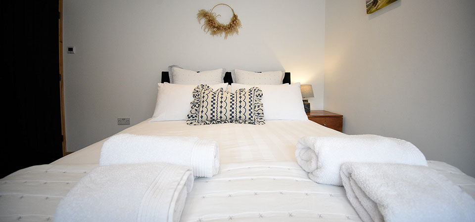 Taigh Scalpaigh bed and breakfast accommodation king size double room Scarista with WIFI internet and en suite shower room