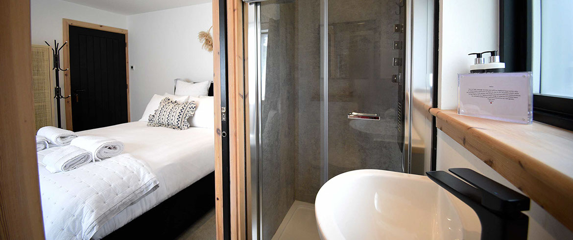 Luxury bed and breakfast accommodation Scarista near Portree with excellent shower room