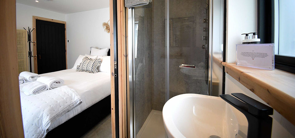 Luxury bed and breakfast accommodation Scarista near Portree with excellent shower room