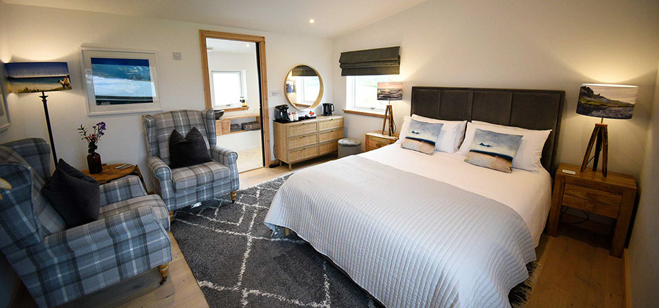 Taigh Scalpaigh contains luxury king size double rooms with en suite shower rooms and sea views
