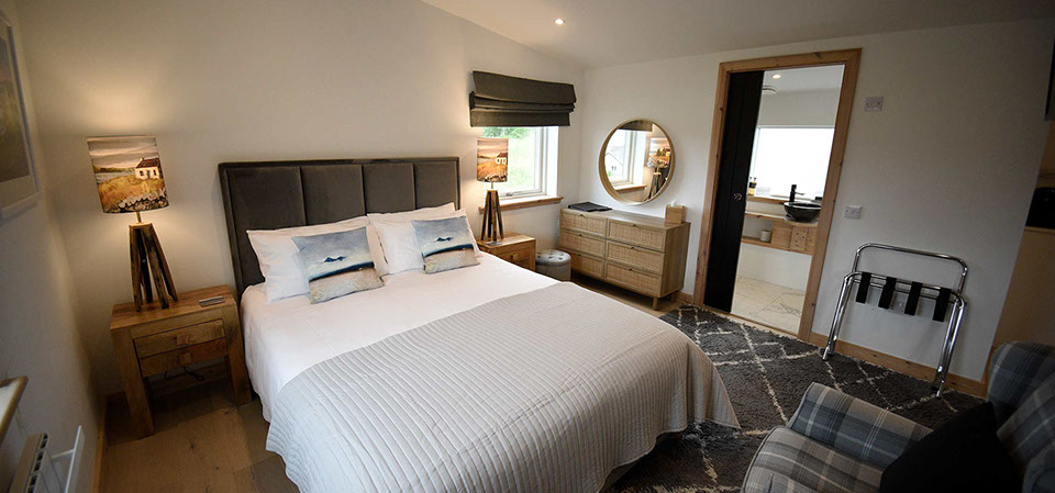 Taigh Scalpaigh bed and breakfast accommodation contains a king size bed with en suite shower room near Portree