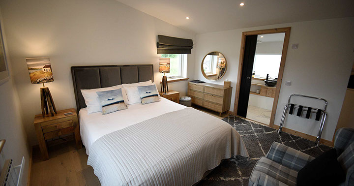 Taigh Scalpaigh bed and breakfast accommodation contains a king size bed with en suite shower room near Portree